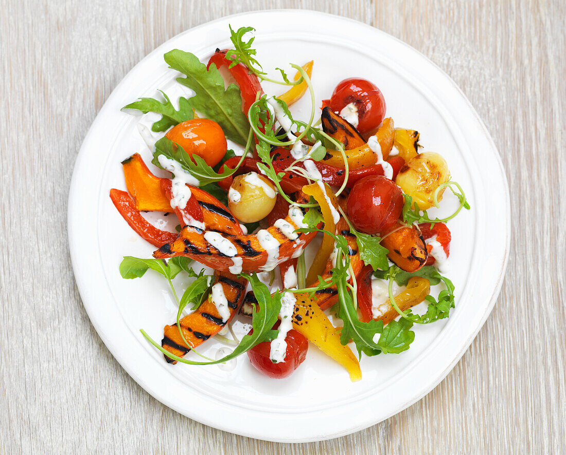 Sommerlicher Salat mit gegrillter Paprika, Tomaten und Rucola