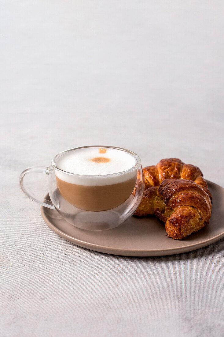 Latte mit Croissants