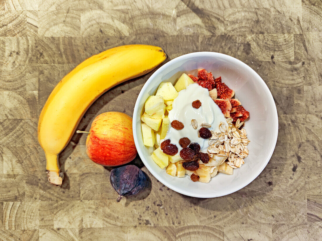 Yoghurt bowl with granola and fresh fruit