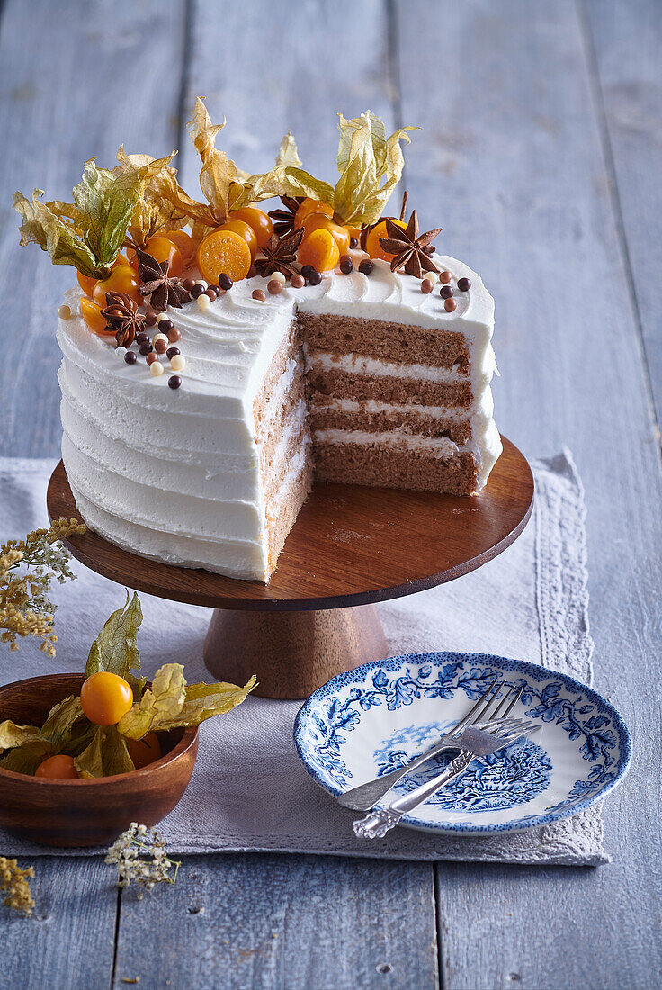 Sternanis-Torte, angeschnitten