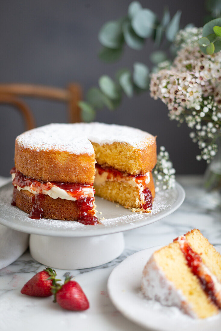 Victoria Sponge Cake mit Sahne und Erdbeermarmelade (England)