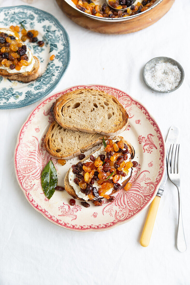 Brot mit Ricotto und warmer Rosinen-Sultaninen-Mischug