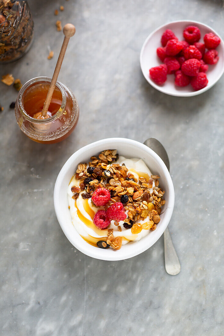 Joghurt-Bowl mit Granola und Himbeeren