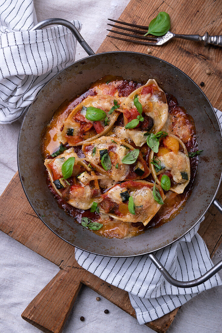 Vegane Muschelnudeln mit Paprika-Zucchini-Füllung in Tomatensauce