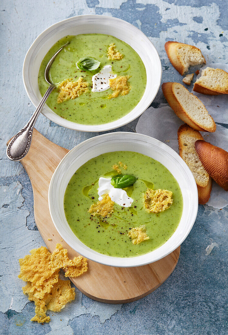 Schnelle Zucchini-Suppe mit Sauerrahm