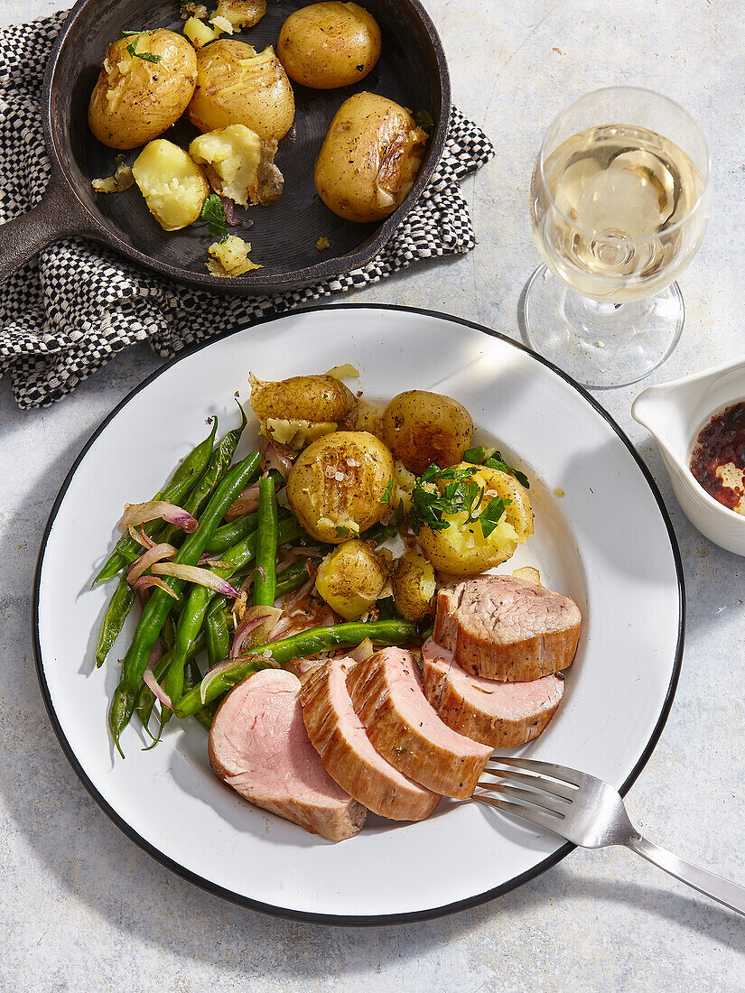 Schweinefilet mit Honigsauce, grünen Bohnen und Kartoffeln