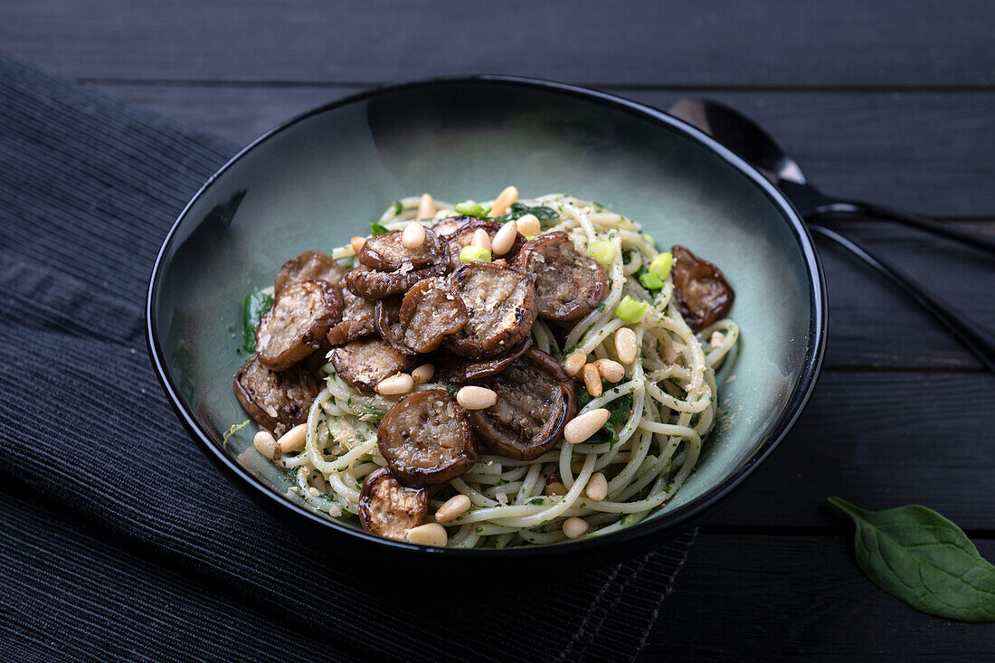 Dinkelspaghetti mit Spinat-Pesto, Spinat, Pinienkernen und Aubergine