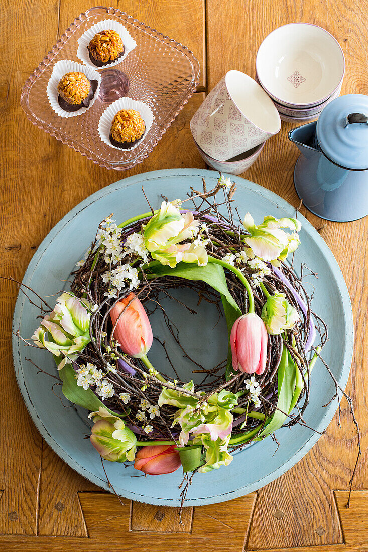 Tischkranz aus Birkenzweigen und Tulpen