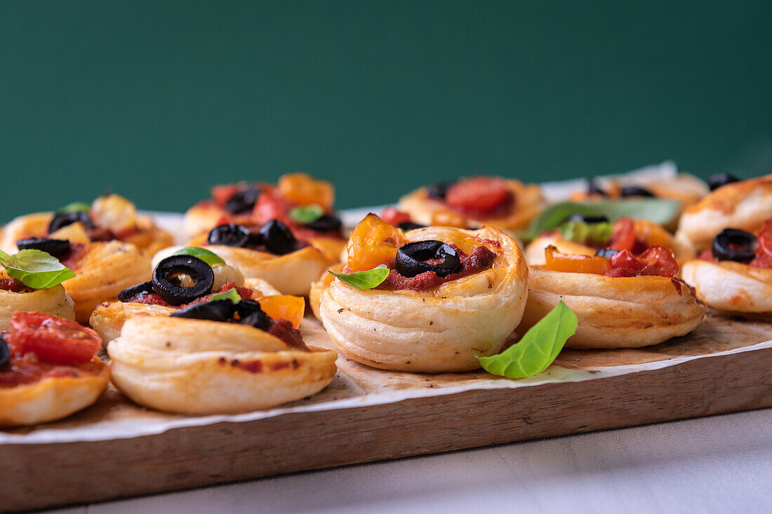 Vegane Blätterteigschnecken mit Tomaten, Oliven und Basilikum