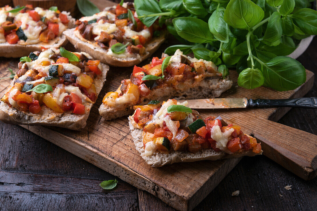 Dinkelbrötchen mit Auberginen-Paprika-Zucchini-Gemüse