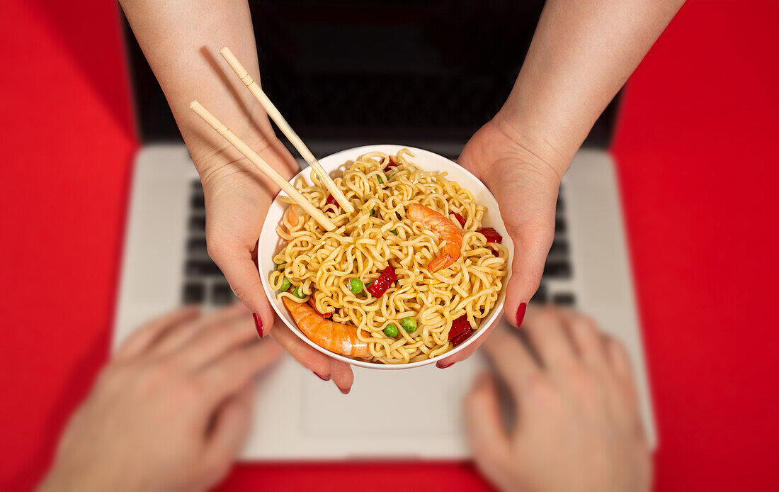 Chinese noodles with shrimps and vegetables