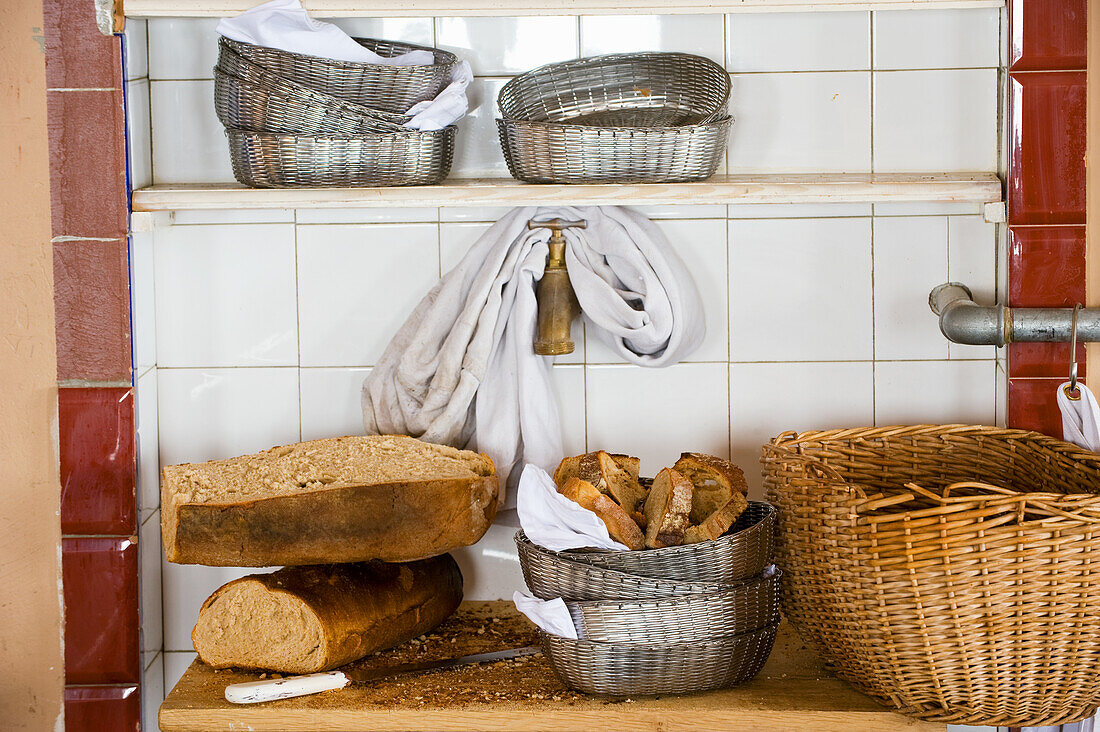Brote und Utensilien in Backstube