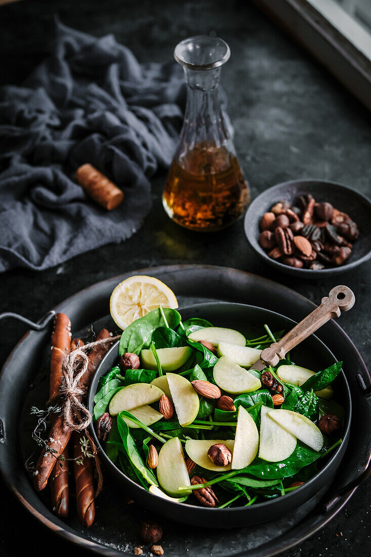 Apple spinach salad with almonds