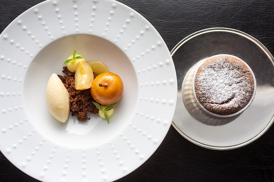 Schokoladensoufflé und geschmorte Nashi-Birne mit Birnensorbet