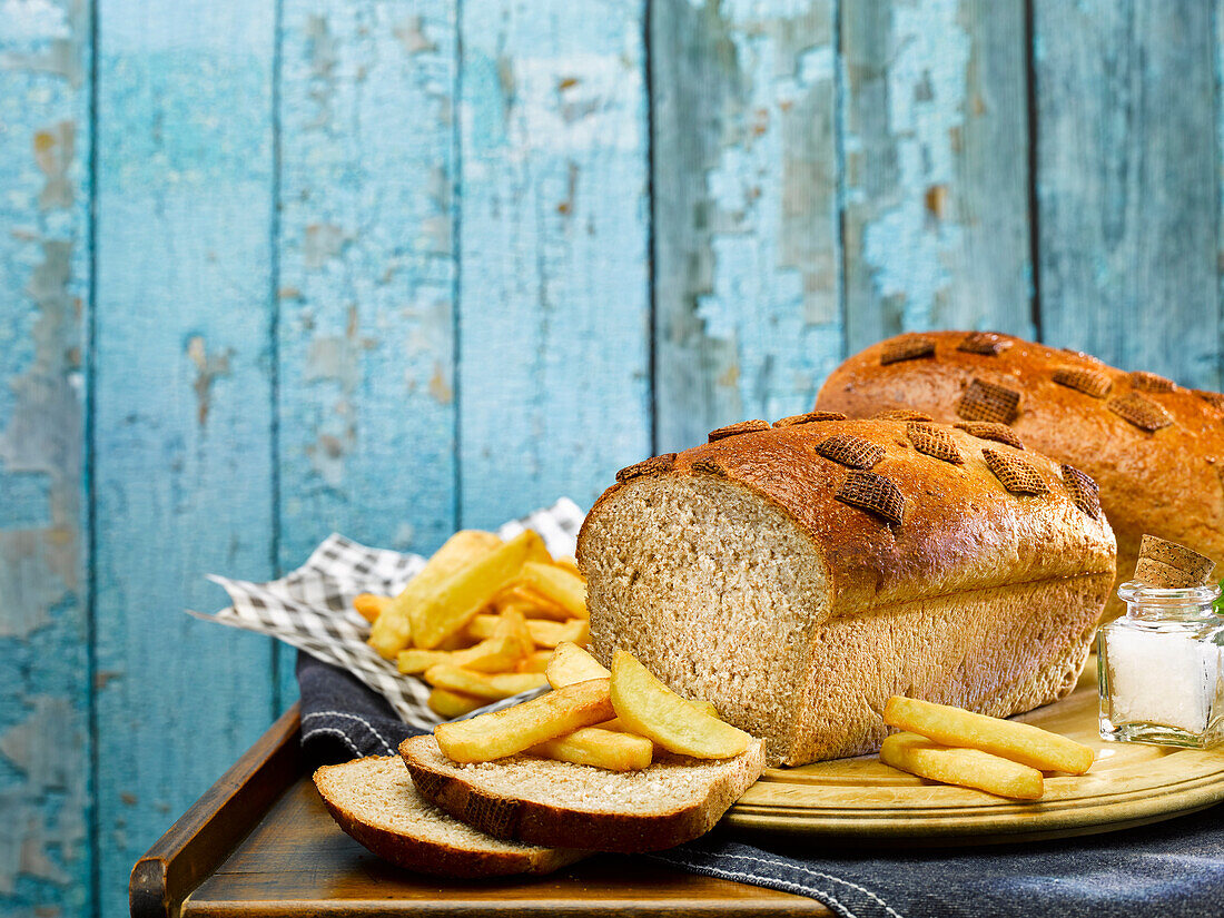 Kastenbrot mit Vollkorn-Cornflakes und Pommes frites