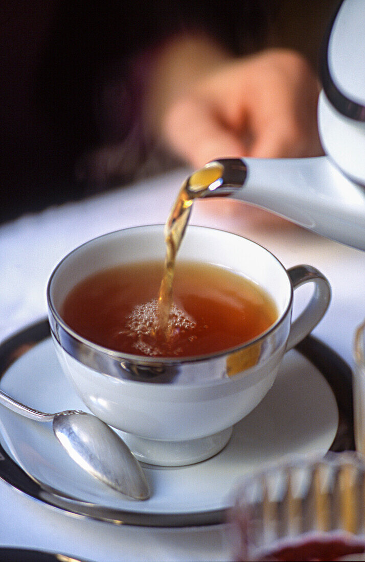 Eine Tasse Tee einschenken