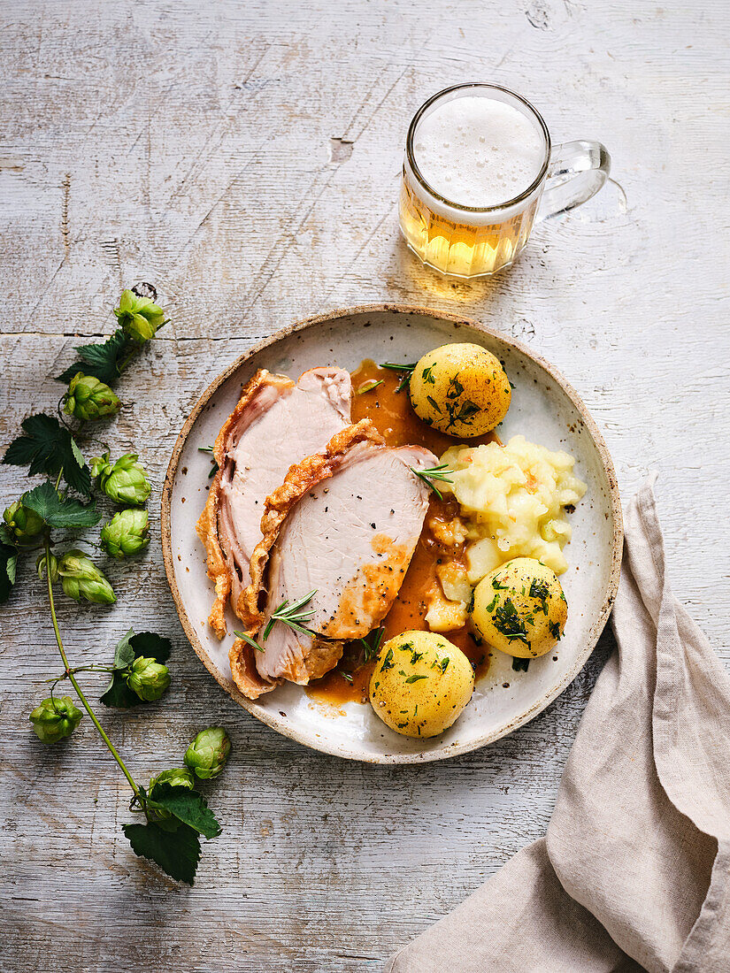 Krustenbraten mit belgischer Kriek-Sauce und Apfelkompott