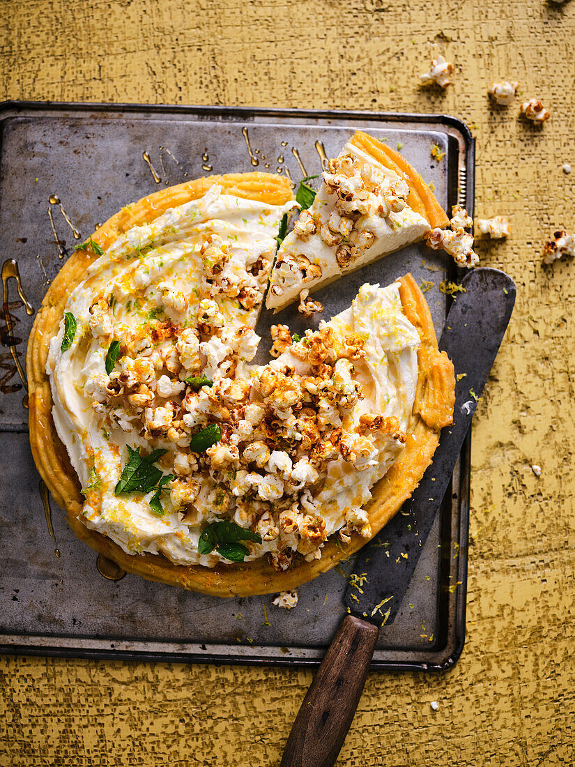 Weizenbier-Brandteigtorte mit Zitronencreme und Honig-Popcorn