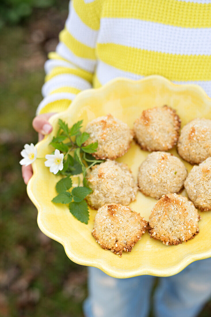 Sesam-Kokos-Häufchen mit Limettengeschmack