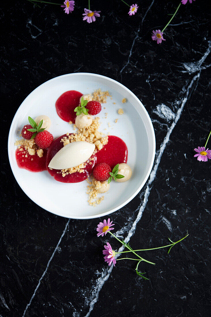 Weinbergpfirsiche mit Joghurteis, Cheesecake-Creme und Vanille-Crumble