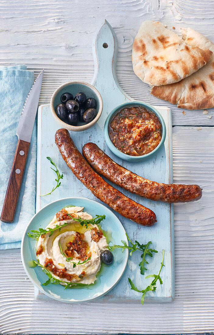 Gegrillte Merguez mit Hummus und Salsa Tatemada