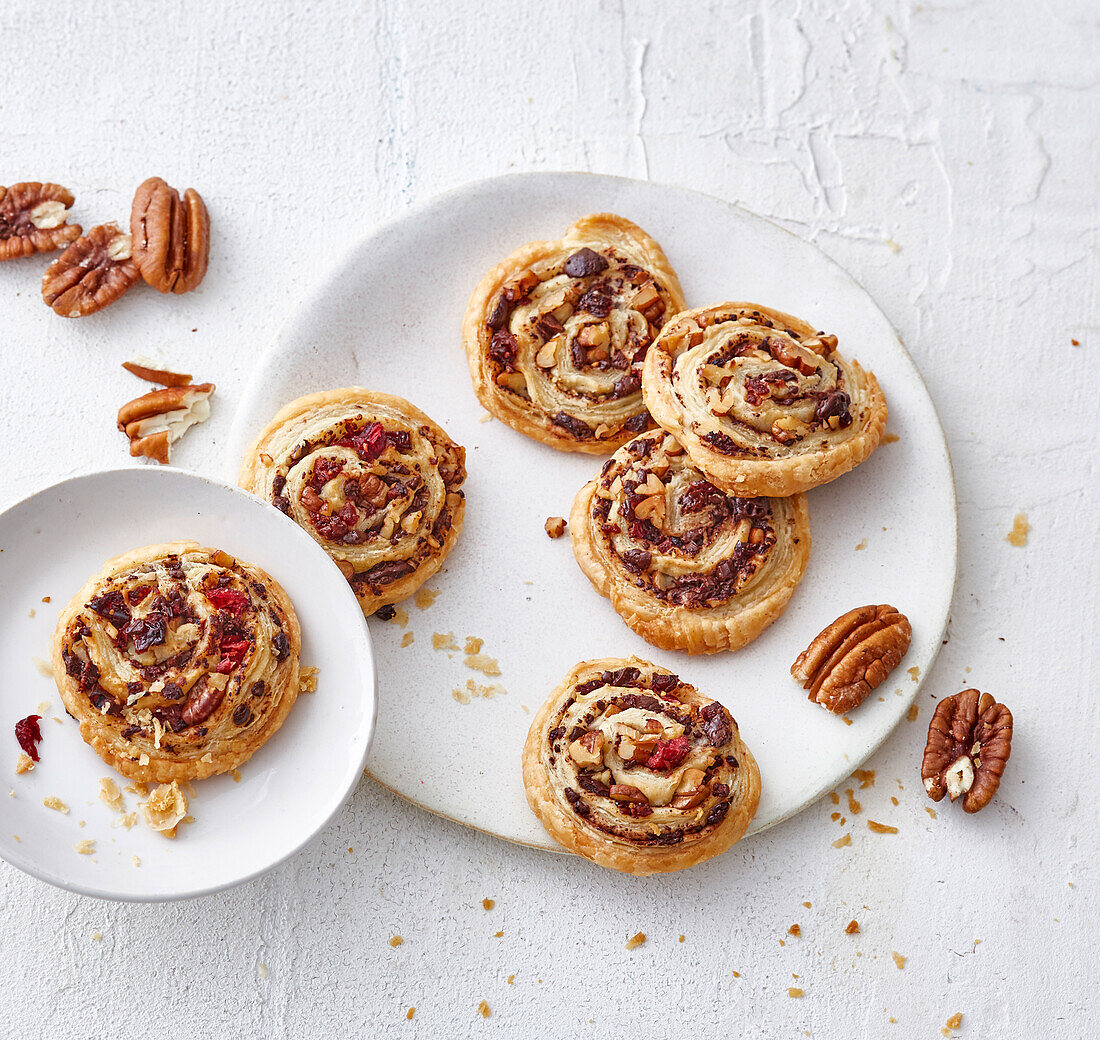 Schoko-Nuss-Schnecken mit getrockneten Cranberries