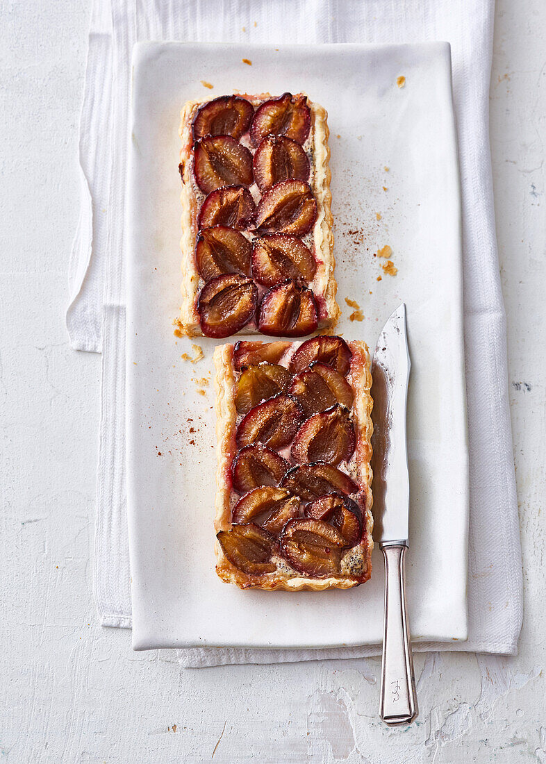 Pudding plum tart with poppy seeds