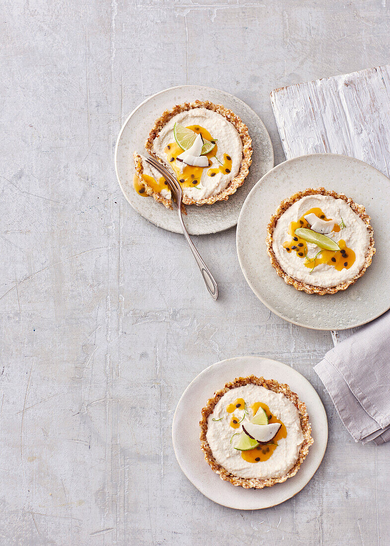 Vegane 'Cheesecake' Tartelettes mit Kokos und Passionsfrüchten