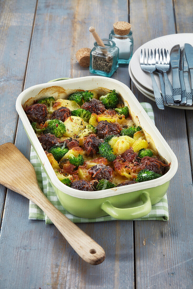 Potato and broccoli gratin with meatballs