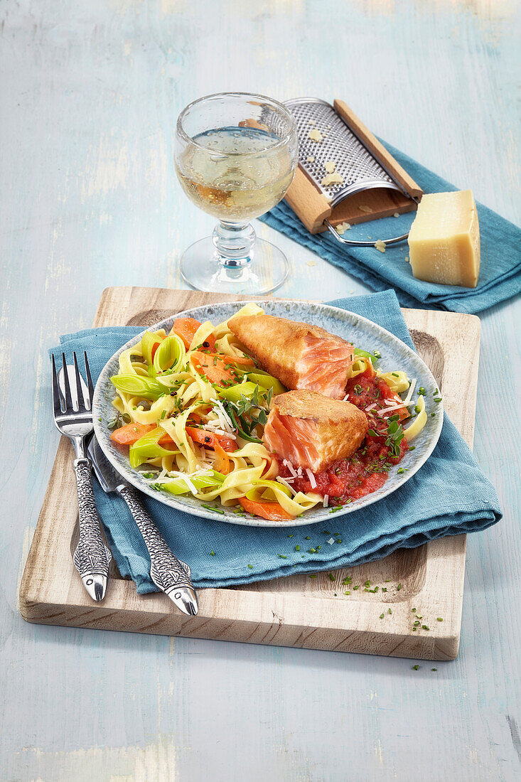 Lachsfilet 'Piccata' mit Nudeln und Gemüse