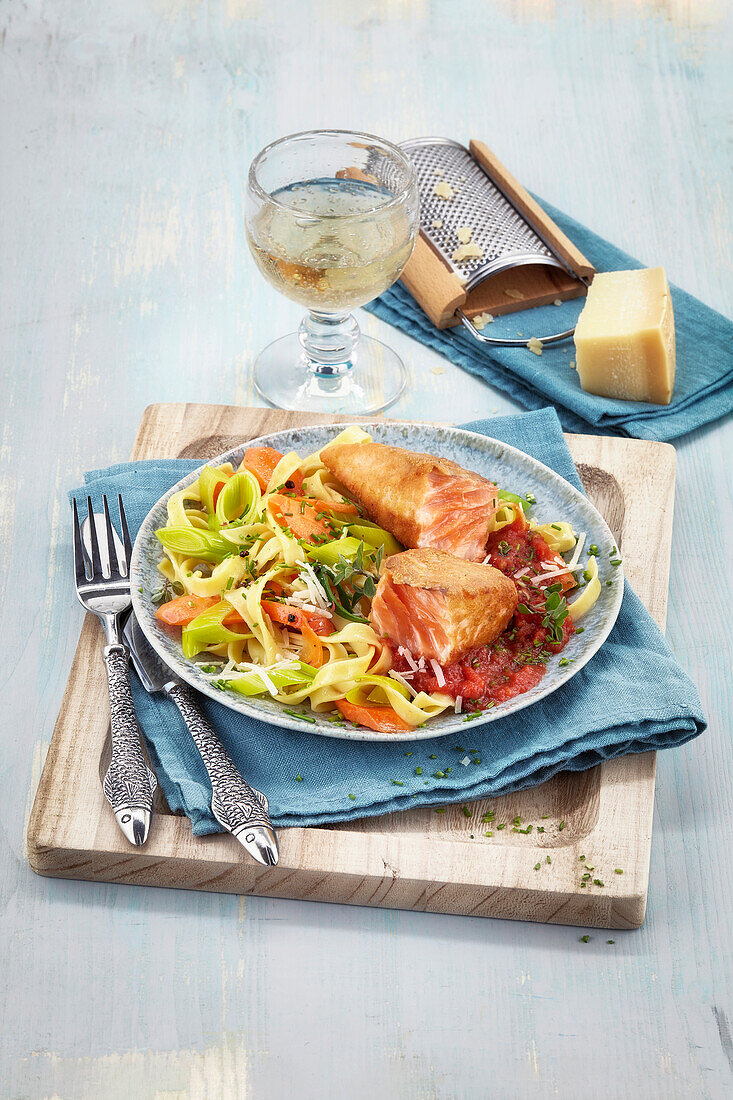 Salmon fillet 'Piccata' with noodles and vegetables