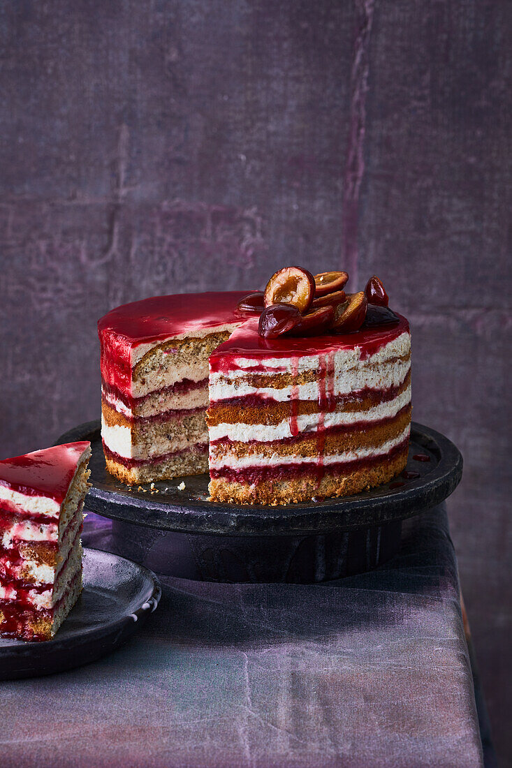 Haselnuss-Biskuittorte mit Zimtmousse und Zwetschgen