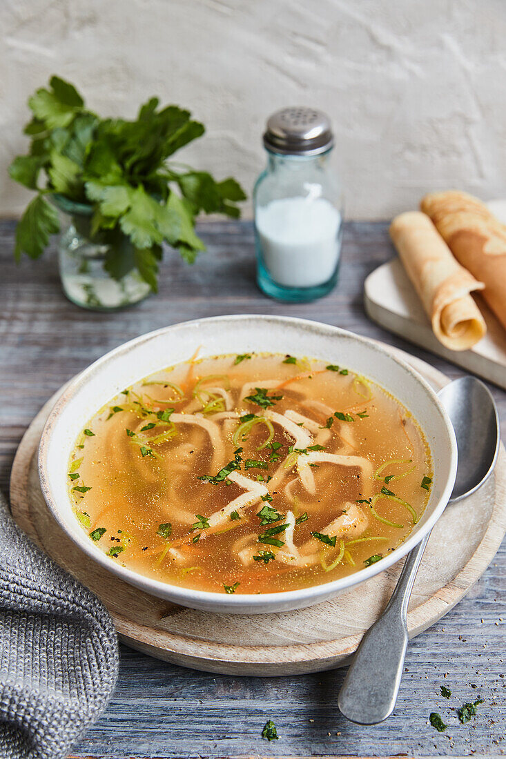 Rinderbrühe mit Pfannkuchenstreifen