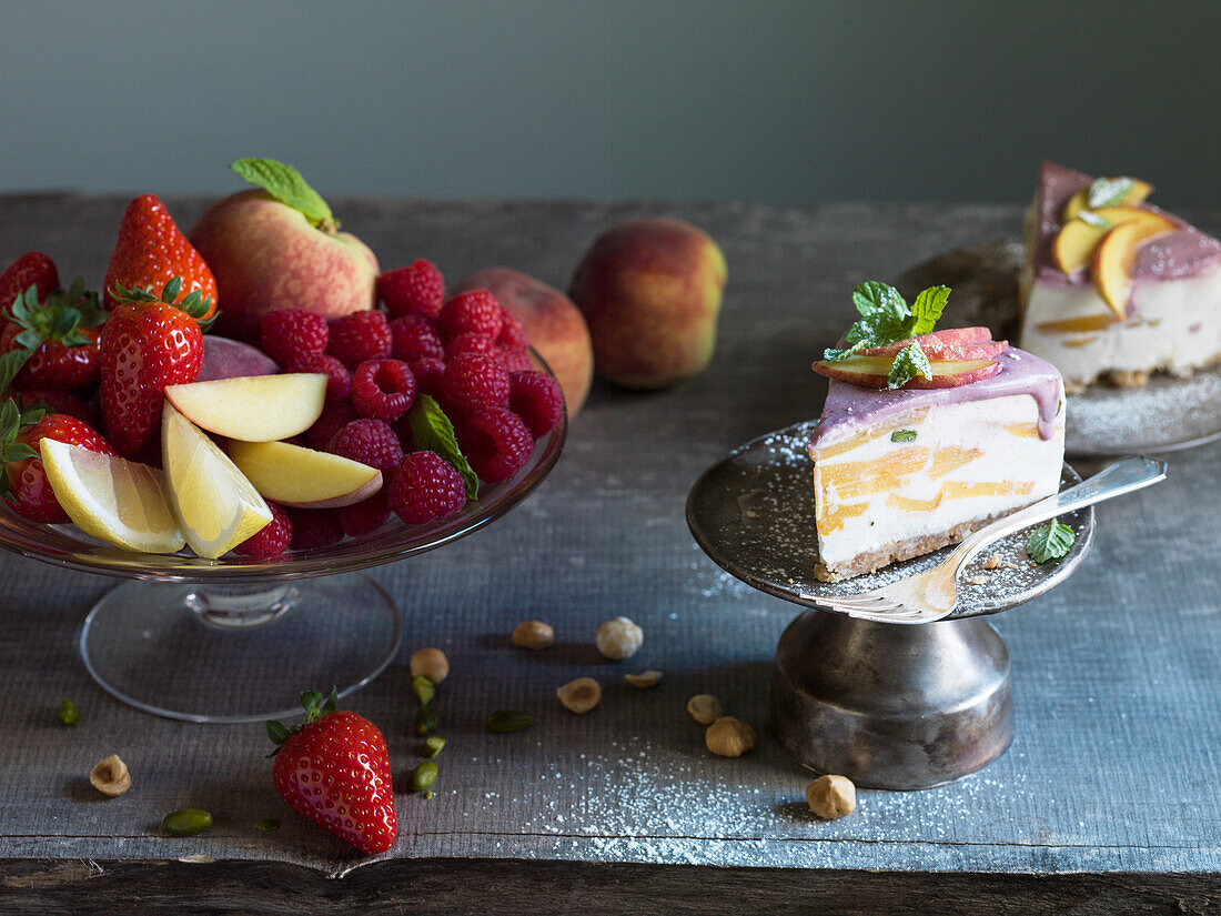 Cantuccini ice cream cake with mascarpone and peaches