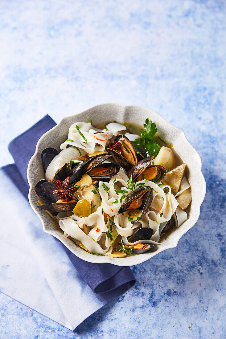 Pho-Suppe mit Muscheln, Artischocken und Reisnudeln