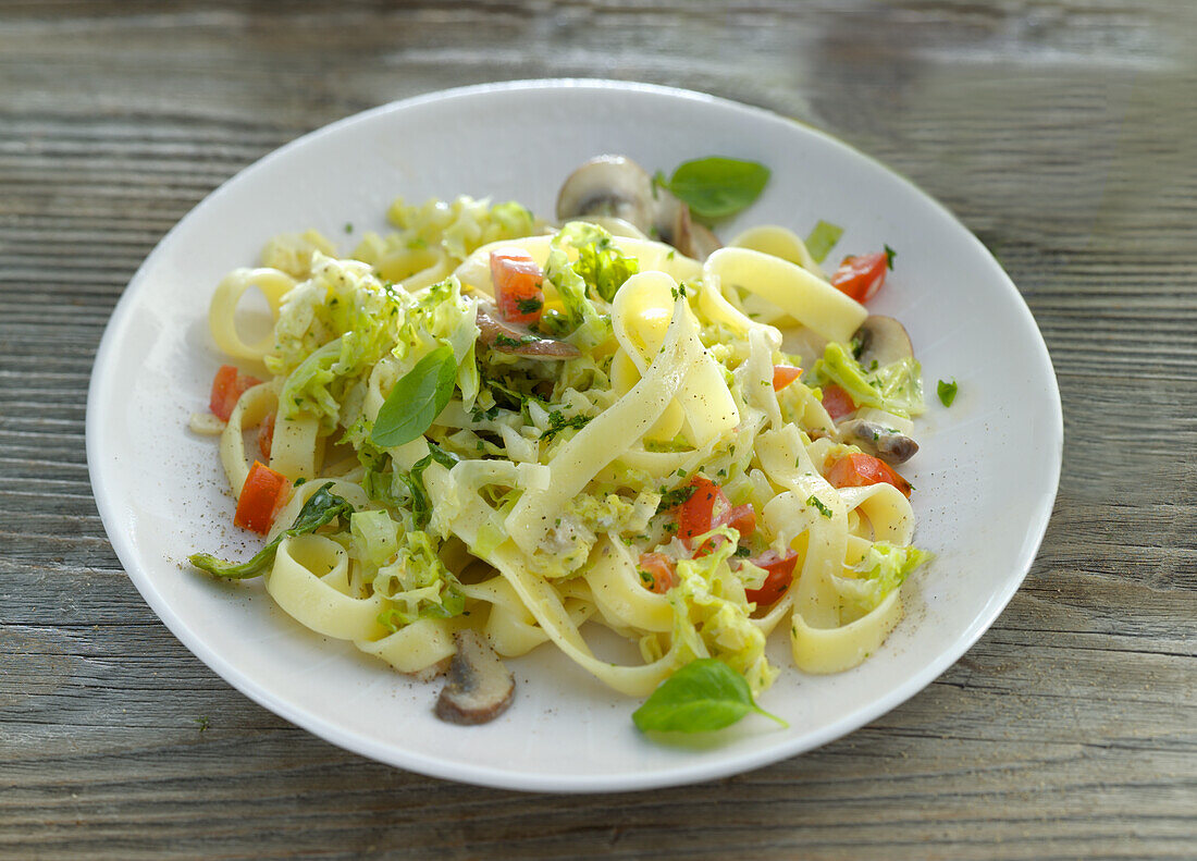 Wirsing-Nudeln mit Pilzen