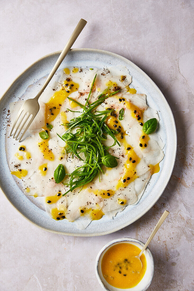 Steinbeißer-Carpaccio mit Zuckerschoten und Passionsfrucht