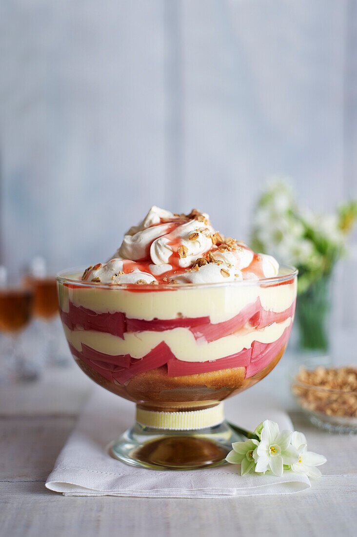 Rhubarb trifle with brittle