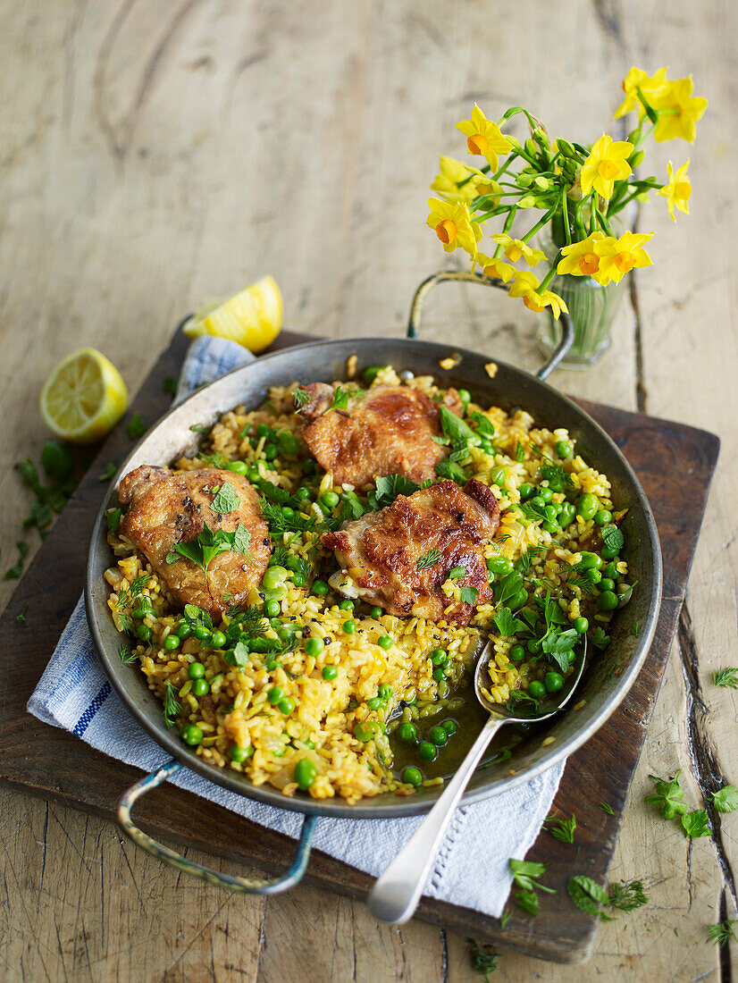 Frühlings-Paella mit Hühnchen, Erbsen und Kräutern