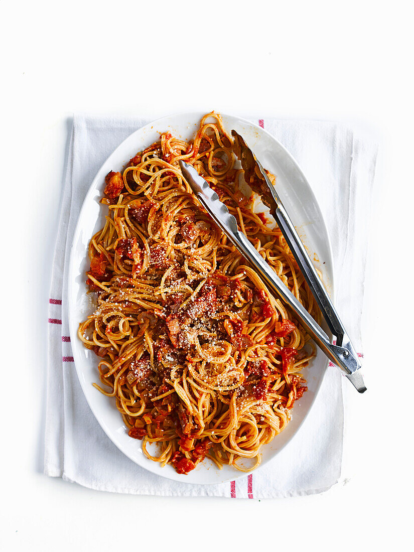 Spaghetti mit Tomaten und rauchigem Speck