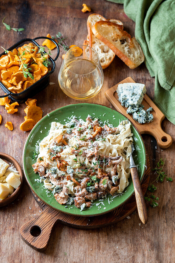 Tagliatelle with chanterelles and blue cheese