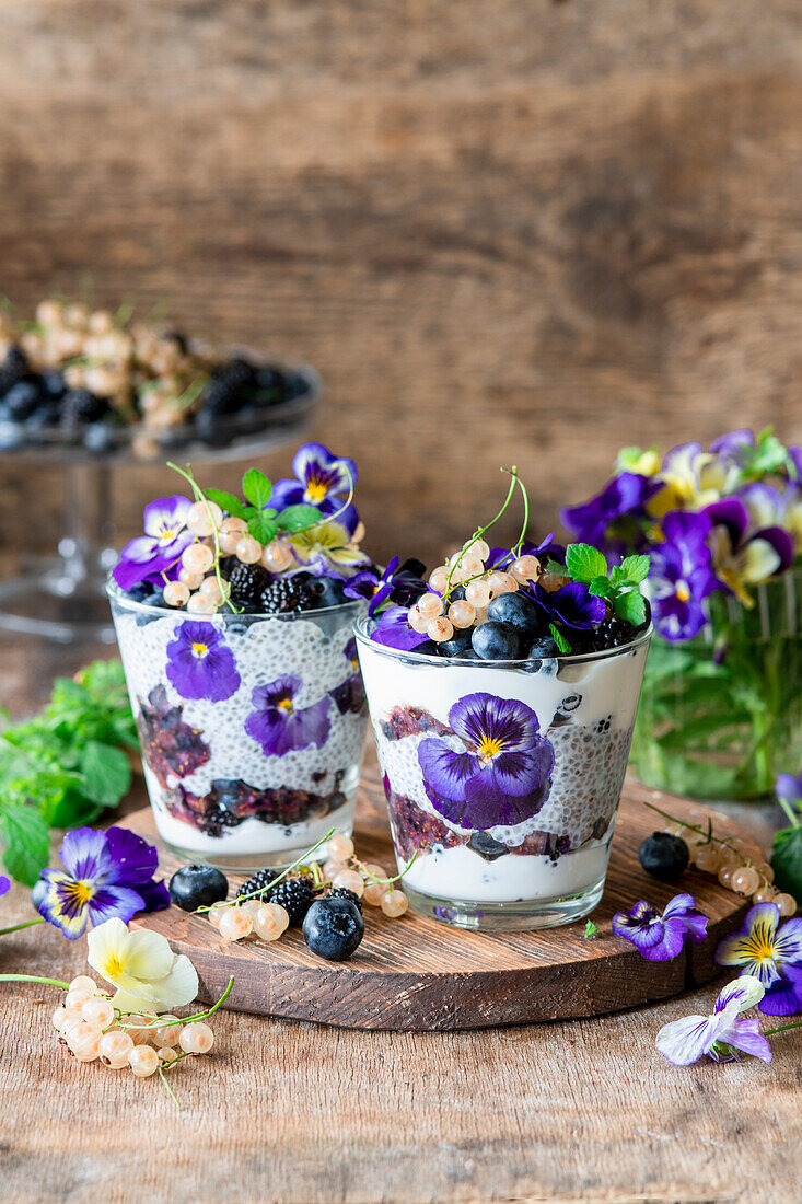 Chiapudding mit Beerenpüree und Viola-Blüten