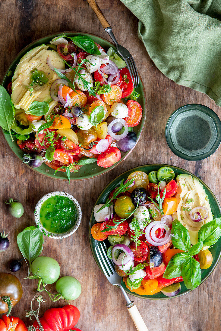 Tomaten-Avocado-Salat mit Minimozzarella und Basilikumöl