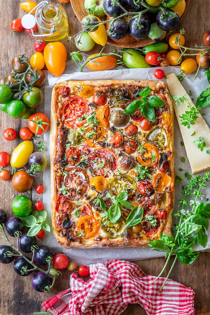 Hefekuchen vom Blech mit Tomaten, Käse und Basilikum