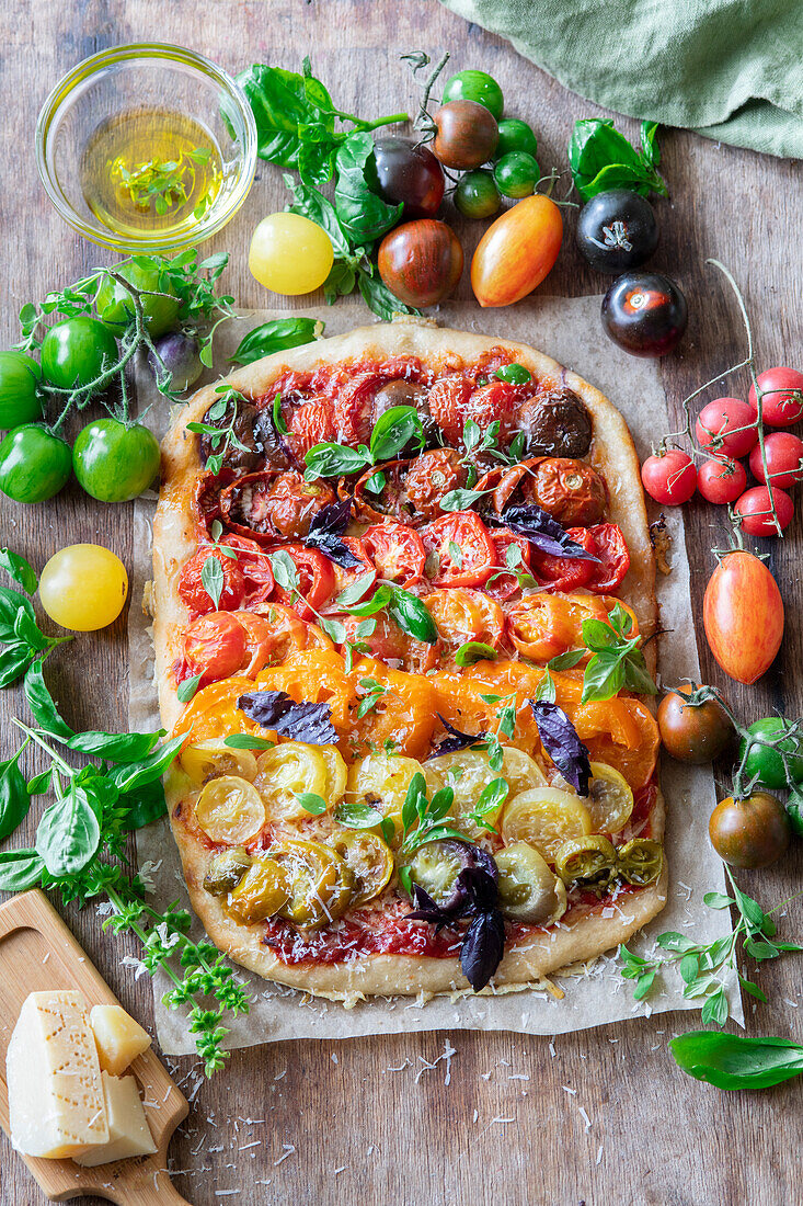 Rainbow-Fladenbrot mit Tomaten in Regenbogenfarben