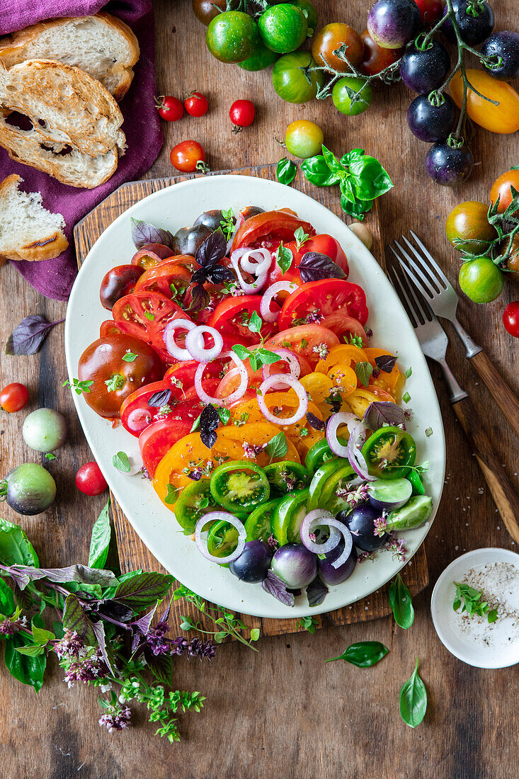 Regenbogenfarbener Tomatensalat