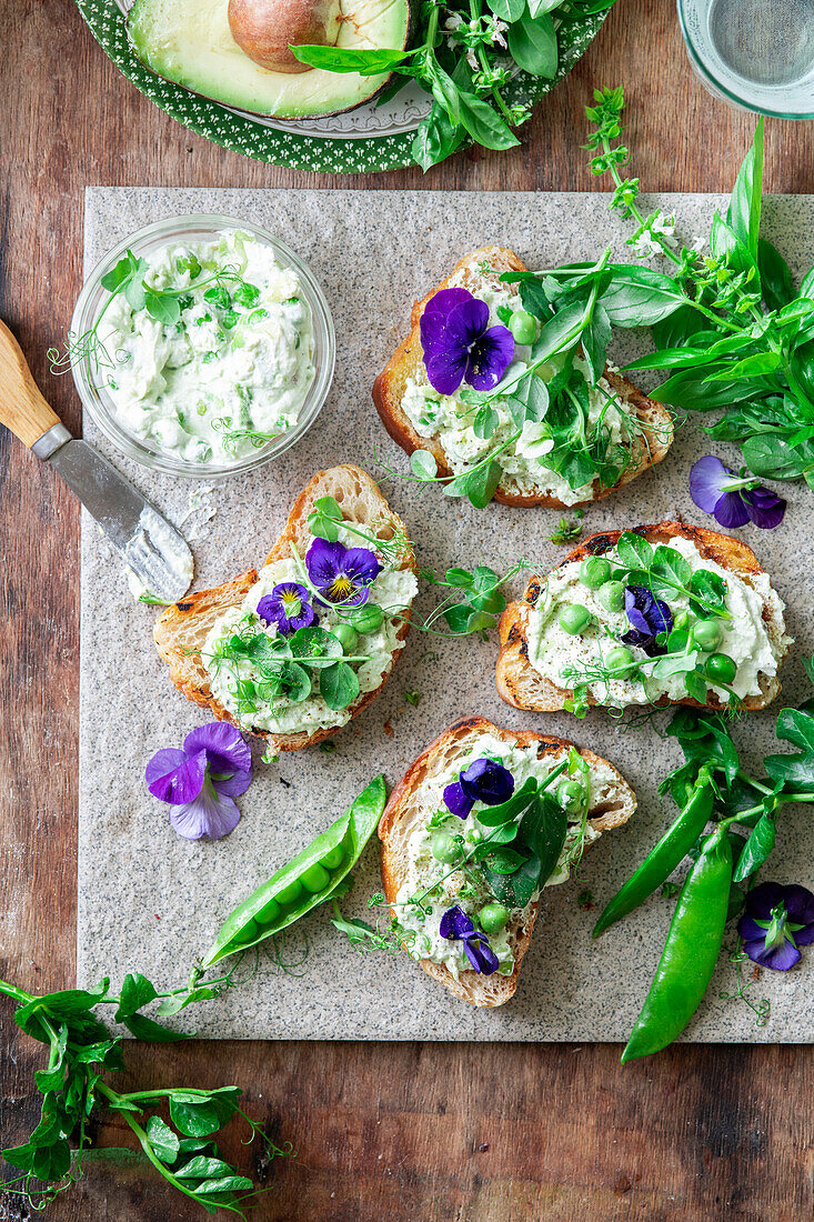 Bruschetta mit grünem Erbsen-Frischkäse-Avocado-Aufstrich