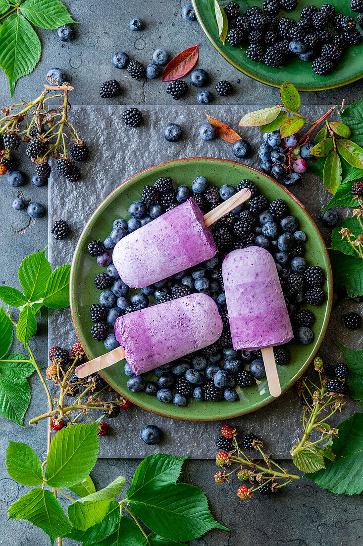 Brombeer-Heidelbeer-Eis am Stiel