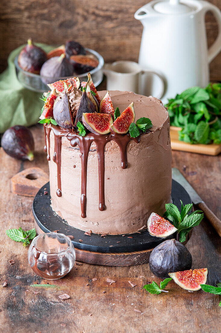 Schokoladen-Buttercreme-Torte mit Feigen