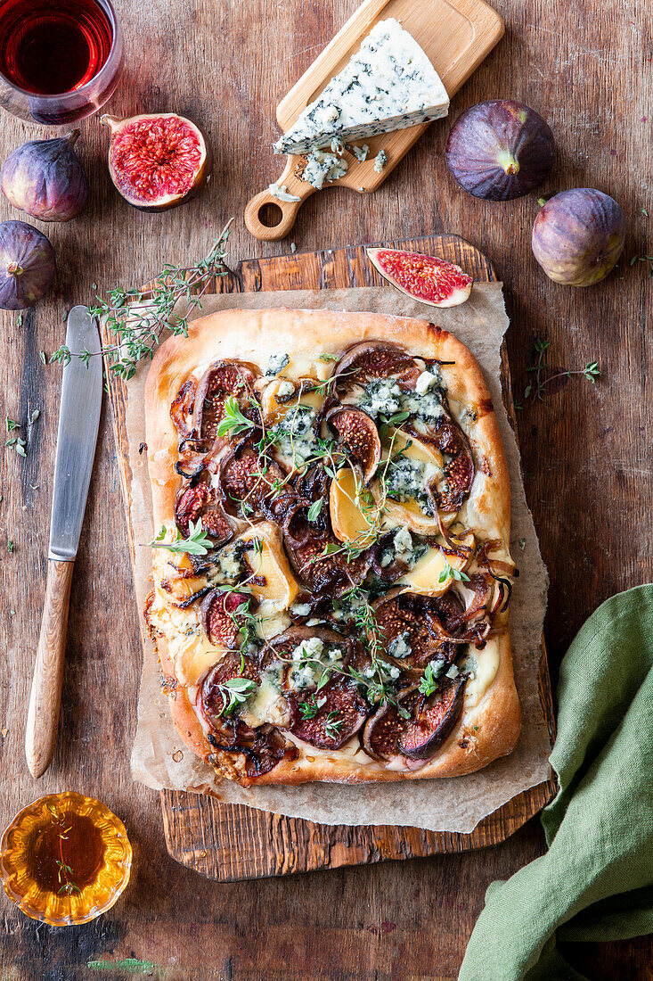 Pizza mit Feigen und Blauschimmelkäse